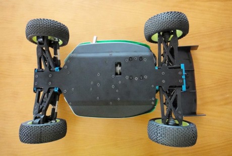 Un amigo que no se maneja con internet vende este coche radio control marca SOCIATES CON MOTOR NAVAROSSI 11