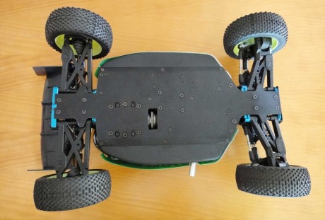 Un amigo que no se maneja con internet vende este coche radio control marca SOCIATES CON MOTOR NAVAROSSI 10