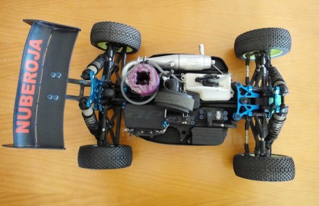 Un amigo que no se maneja con internet vende este coche radio control marca SOCIATES CON MOTOR NAVAROSSI 21