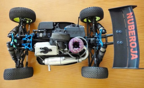 Un amigo que no se maneja con internet vende este coche radio control marca SOCIATES CON MOTOR NAVAROSSI 20