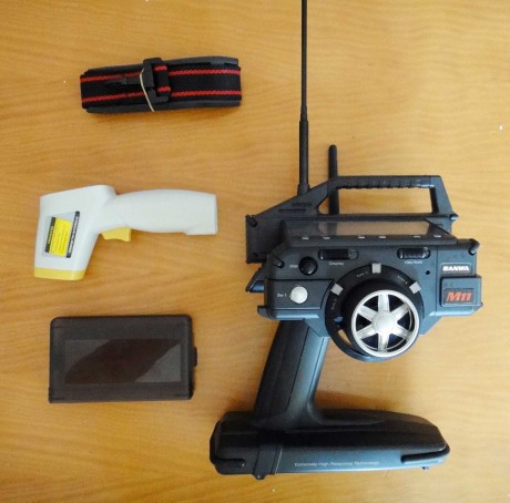 Un amigo que no se maneja con internet vende este coche radio control marca SOCIATES CON MOTOR NAVAROSSI 61