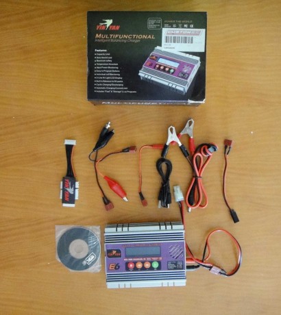 Un amigo que no se maneja con internet vende este coche radio control marca SOCIATES CON MOTOR NAVAROSSI 71