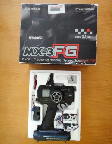 Un amigo que no se maneja con internet vende este coche radio control marca SOCIATES CON MOTOR NAVAROSSI 70