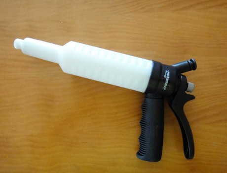 Un amigo que no se maneja con internet vende este coche radio control marca SOCIATES CON MOTOR NAVAROSSI 80