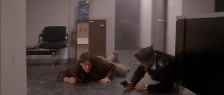 Compañeros,

En vista de las ganas de algunos (Elcafe, Wilcow, Vrakk, etc) por adivinar armas de películas 90