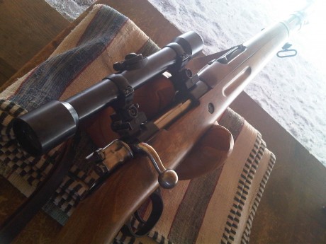 Muy buenas,

Ha caido en mis manos un Mauser Coruña en un estado excelente, sin disparar diría yo, conserva 12