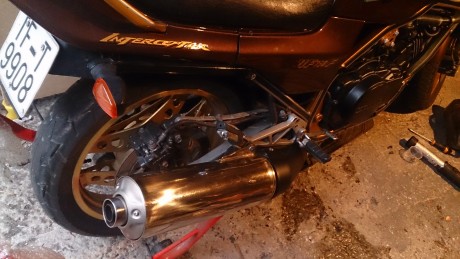 La vendo por usarla poco... por problemas de salud.... 1500km en 2 años...

Honda VF750F interceptor motor 11