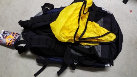 Cambio estas 3 mochilas, la negra y la azul están absolutamente nuevas, no se han usado jamás, la verde 10