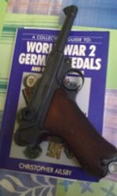 Hola a todos, soy nuevo en él foro y me gustaría que algún experto opinase sobre la luger que tengo en 40