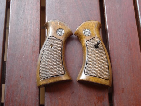   ULTIMO PRECIO 25€. CON ENVIO INCLUIDO  

Hola, vendo unas cachas de  revólver Astra originales, no estoy 00