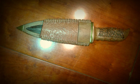Hola a todos,como esto va de cuchillos os envio una foto de el ultimo  de mi coleccion.
Espero q os guste 00