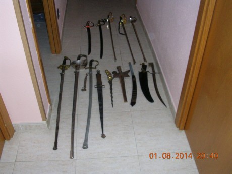 Estos son mis sables y espadas, falta una espada que no se por donde anda.

- 2 Briquet, el de la izquierda 00
