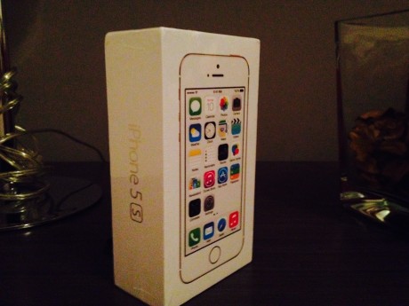 Vendo  Iphone 5 S, nuevo a estrenar, no esta abierta la caja. Es de la compañía  Vodafone.
 Solo esta 10