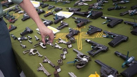 Hola a todos.


Más de tres millones y medio de armas de fuego están en manos particulares en España

En 00