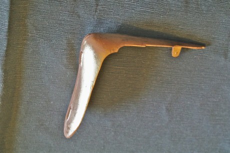 Cantonera latón tipo Brown Bess. 10 euros puesto en casa. 
https://www.trackofthewolf.com/Categories/PartDetail.aspx/680/1/BP-BESS-46-B" 00