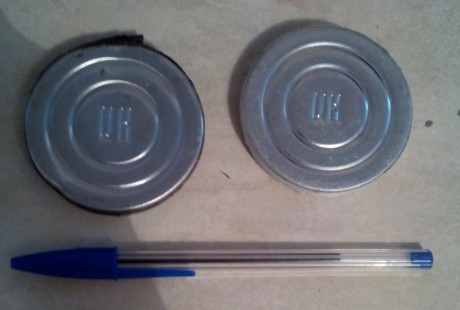 Tengo un par de máscaras antigás y en su bolsa de transporte van éstos discos, con apariencia de caja 00