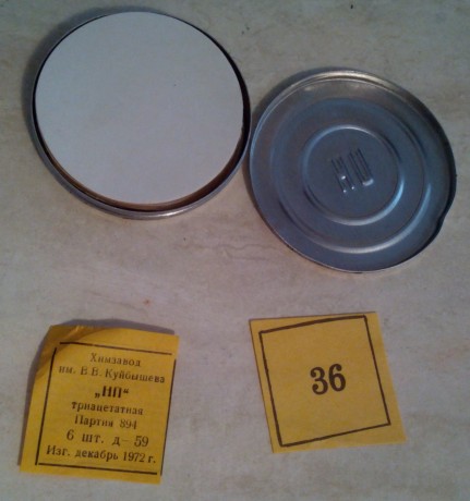 Tengo un par de máscaras antigás y en su bolsa de transporte van éstos discos, con apariencia de caja 50