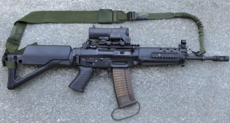 De como el ejército contrató con HK la fabricación del fusil de asalto y la pistola actuales.  
https://elpais.com/diario/1997/01/31/espana/854665213_850215.html