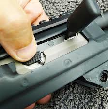 De como el ejército contrató con HK la fabricación del fusil de asalto y la pistola actuales.  
https://elpais.com/diario/1997/01/31/espana/854665213_850215.html