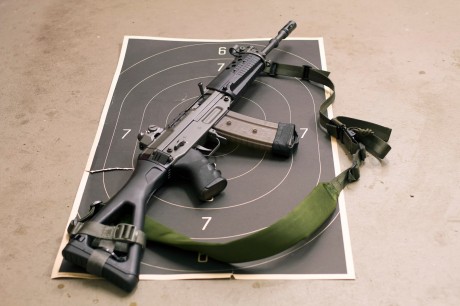 De como el ejército contrató con HK la fabricación del fusil de asalto y la pistola actuales.  
https://elpais.com/diario/1997/01/31/espana/854665213_850215.html