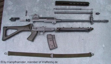De como el ejército contrató con HK la fabricación del fusil de asalto y la pistola actuales.  
https://elpais.com/diario/1997/01/31/espana/854665213_850215.html