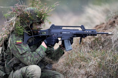 De como el ejército contrató con HK la fabricación del fusil de asalto y la pistola actuales.  
https://elpais.com/diario/1997/01/31/espana/854665213_850215.html