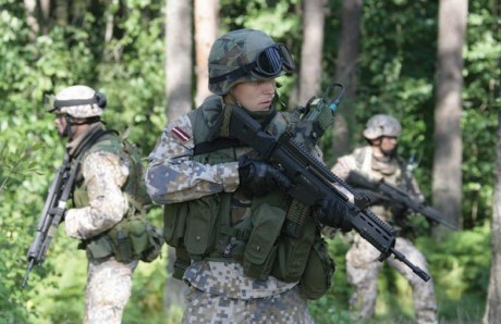 De como el ejército contrató con HK la fabricación del fusil de asalto y la pistola actuales.  
https://elpais.com/diario/1997/01/31/espana/854665213_850215.html