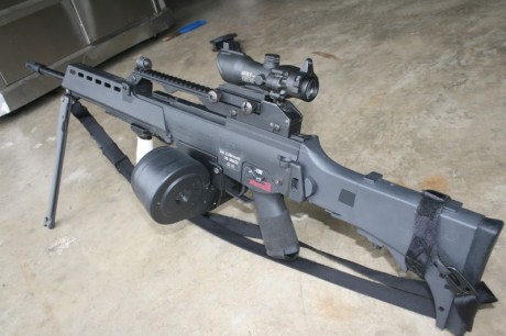 De como el ejército contrató con HK la fabricación del fusil de asalto y la pistola actuales.  
https://elpais.com/diario/1997/01/31/espana/854665213_850215.html