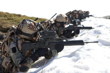 De como el ejército contrató con HK la fabricación del fusil de asalto y la pistola actuales.  
https://elpais.com/diario/1997/01/31/espana/854665213_850215.html