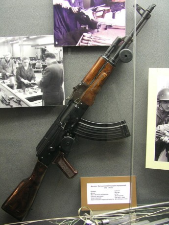  Автомат Калашникова образца 1947 года 
 Automatico Kalashnikov Modelo 1947  

Es sin duda, en la actualidad, 00