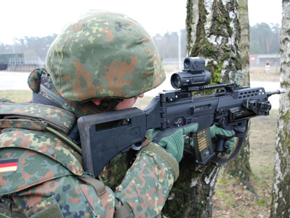 De como el ejército contrató con HK la fabricación del fusil de asalto y la pistola actuales.  
https://elpais.com/diario/1997/01/31/espana/854665213_850215.html