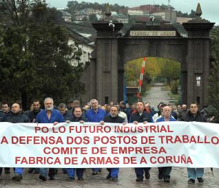 De como el ejército contrató con HK la fabricación del fusil de asalto y la pistola actuales.  
https://elpais.com/diario/1997/01/31/espana/854665213_850215.html