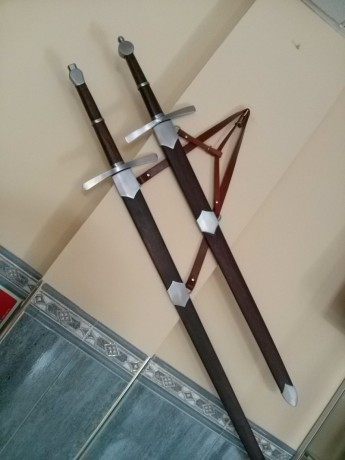hola
vendo estas dos espadas de fabricación propia en acero 1060 templado y revenido con empuñaduras y 01