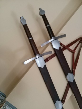 hola
vendo estas dos espadas de fabricación propia en acero 1060 templado y revenido con empuñaduras y 00