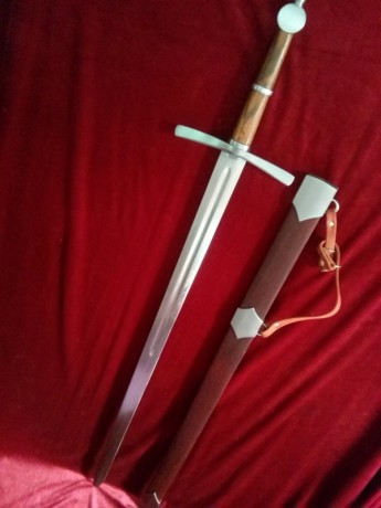 hola
vendo estas dos espadas de fabricación propia en acero 1060 templado y revenido con empuñaduras y 11