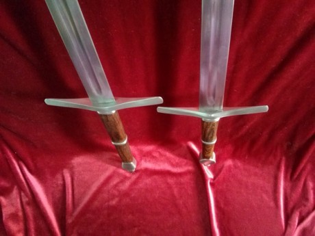 hola
vendo estas dos espadas de fabricación propia en acero 1060 templado y revenido con empuñaduras y 10