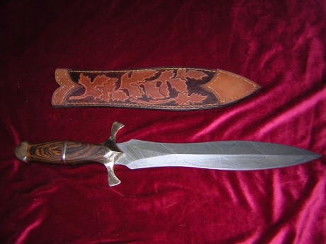 hola
vendo estas dos armas blancas en acero de damasco.
montero - 100 euros
espada corta - 200 euros. 01