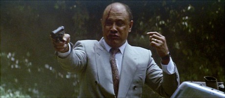 Compañeros,

En vista de las ganas de algunos (Elcafe, Wilcow, Vrakk, etc) por adivinar armas de películas 90