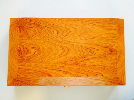 Vendo este estucho de madera de CEDRO que nunca he utilizado.
Creo que está fabricada para pistolas mono 02