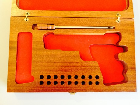 Vendo este estucho de madera de CEDRO que nunca he utilizado.
Creo que está fabricada para pistolas mono 01