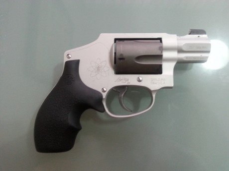 Se vende este magnífico revólver SMITH & WESSON, modelo 340SC, en calibre .357 Magnum (también válido 01