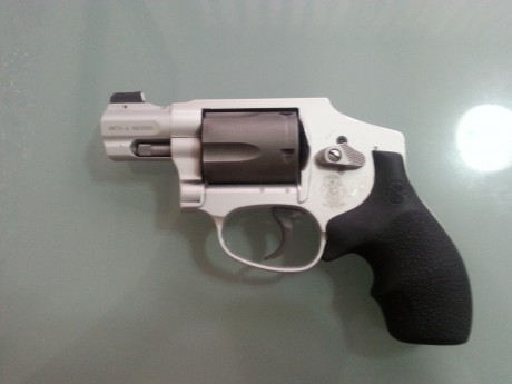 Se vende este magnífico revólver SMITH & WESSON, modelo 340SC, en calibre .357 Magnum (también válido 00