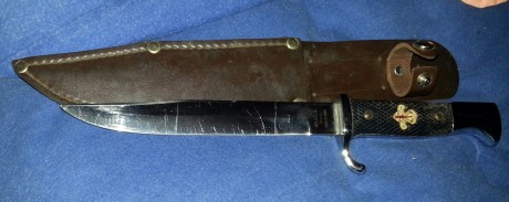 Hola foro.
 Mi tío se encontro esto en casa de mi abuelo u sabiendo la afición que tengo a las armas blancas 01