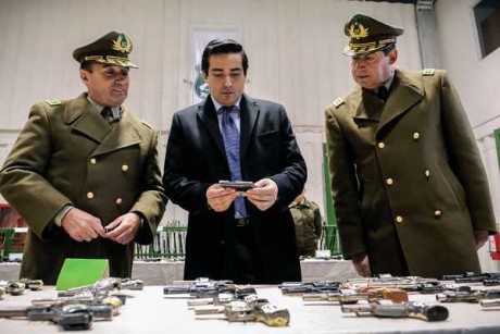 El Ministro del Interior chileno, dice que tres mil armas se pierden al año y la mayoría llega a delincuentes.

El 00