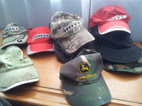 hola , saveis aqui en españa donde venden gorras guapas de smith an weeson , remington , colt.... todo 30