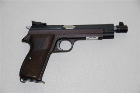 Pues eso, dado que la tengo "aparcada" en la caja fuerte, pongo a la venta este pistola de 9 01