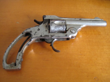Hola a todos¡¡¡¡
Soy nuevo en el foro. El otro día encontré este revolver en casa de mis padres. 
¿Sabeis 00