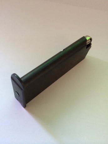 Vendo cargador para pistola star DK/DKL, 9mm corto, excelente estado.
40€  portes incluidos 01