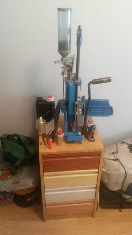 SE VENDE MAQUINA DE RECARGA DILLON MODELO RL 550 B CON PALANCA ESPECIAL, CON SOPORTE DE MAQUINA 550 Y 02