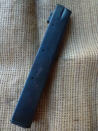 Hola.
Vendo cargador del subfusil croata Šokac. Este subfusil se desarrolló en Croacia en 1991 durante 11